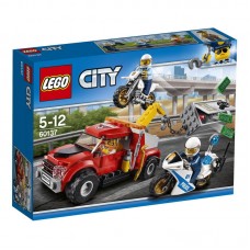 Конструктор LEGO CITY Побег на буксировщике (LEGO, 60137-L)
